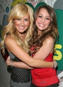 ashley-and-miley-ashley-tisdale-and-miley-cyrus-18138082-291-400.jpg